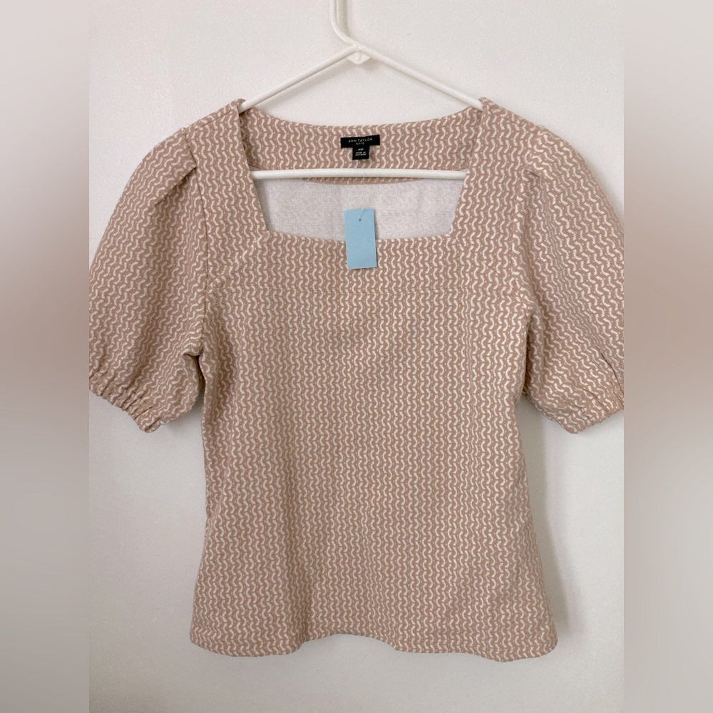 #138. 🆕 NWT, Ann Taylor, Petite Blouse, Size XSP, White/Tan/Neutral, (Women)